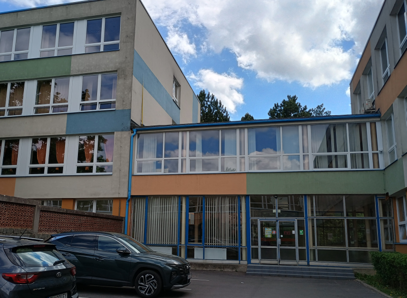 Parkovanie vo dvore školy